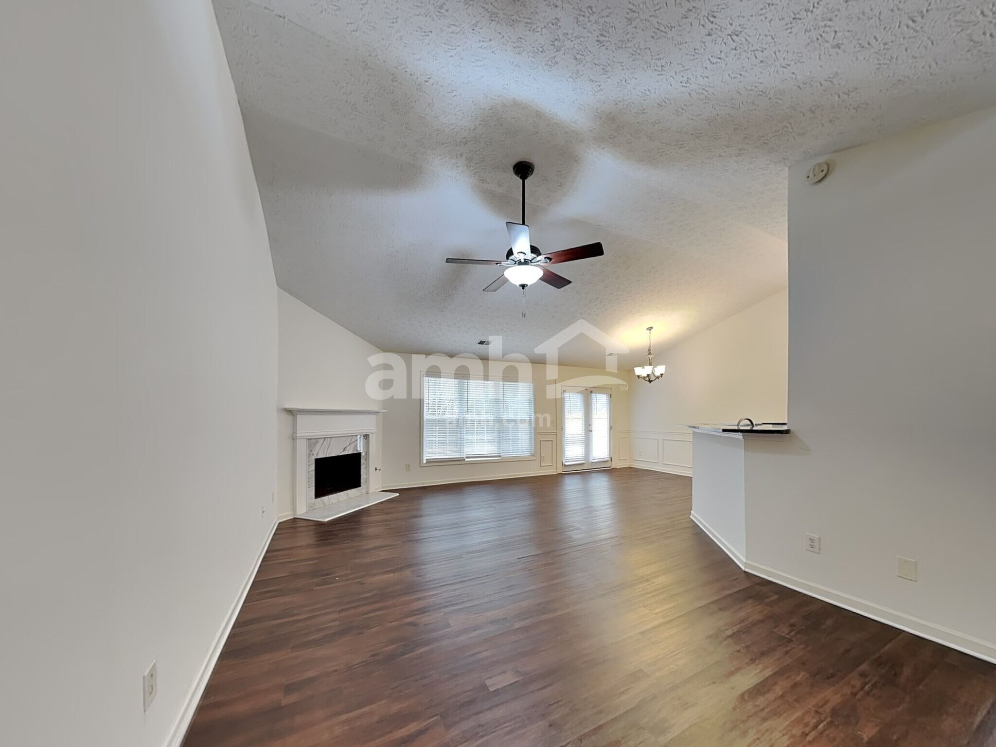 Building Photo - 558 The Blvd