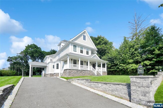 Primary Photo - 71 W Linden Ave