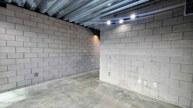 Building Photo - 525 E Willetta St