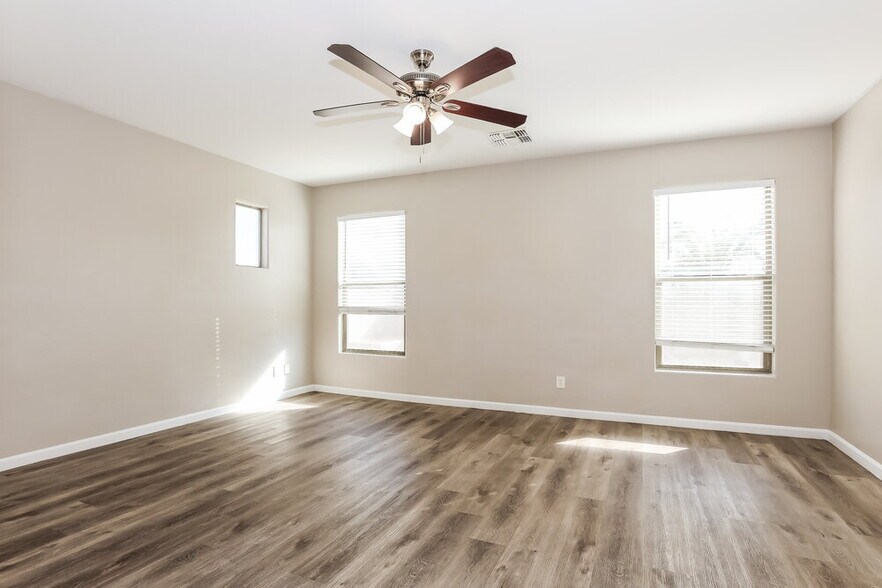 Building Photo - 4505 W Pleasant Ln