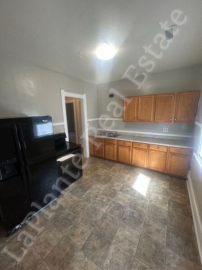 Building Photo - 3137 Kimball Ave