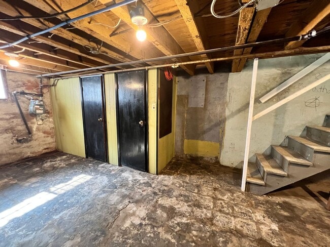 Building Photo - Remodeled 3bd/1 House with Rear yard!! SEC...