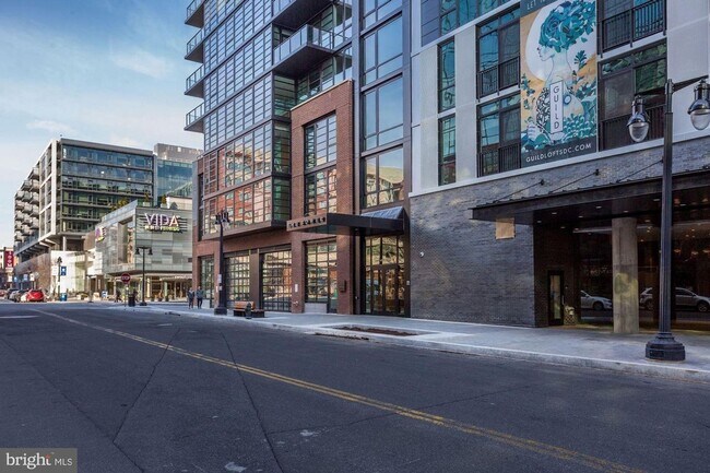 Building Photo - River-View 2BD Luxury Condo with Balcony and Parking!