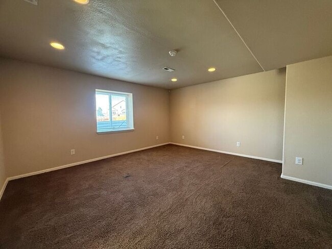 Building Photo - 5-bedroom home with expansive mountain views!