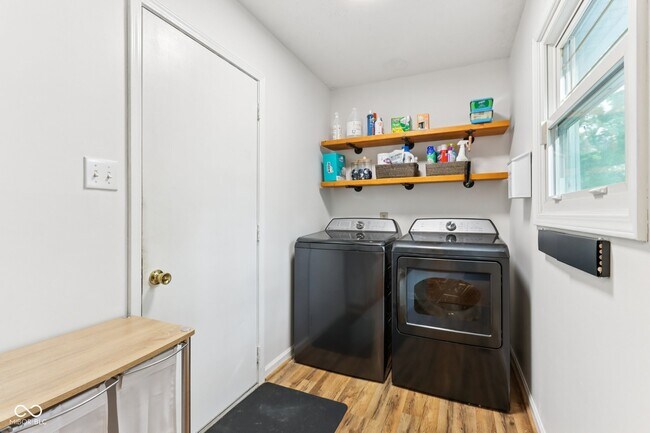 Building Photo - 521 Thornberry Dr