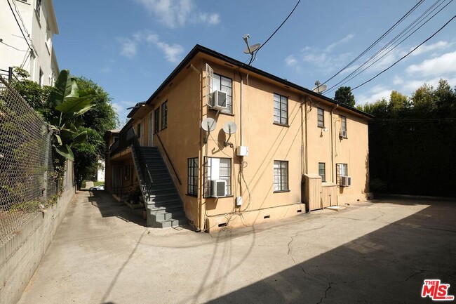 Building Photo - 854 1/2 S Plymouth Blvd