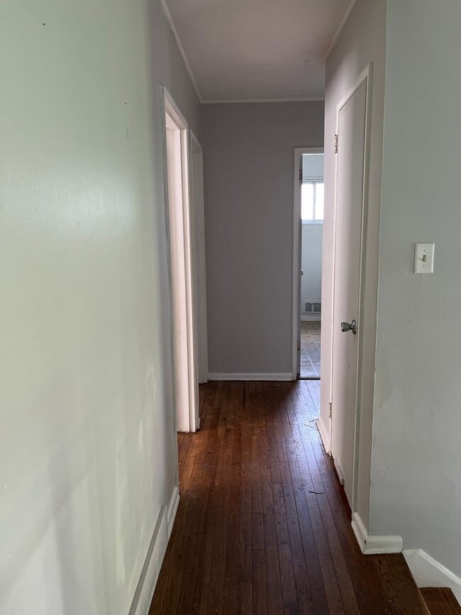 Building Photo - 3 BR 1.5 BA split-level with attached 1 car garage