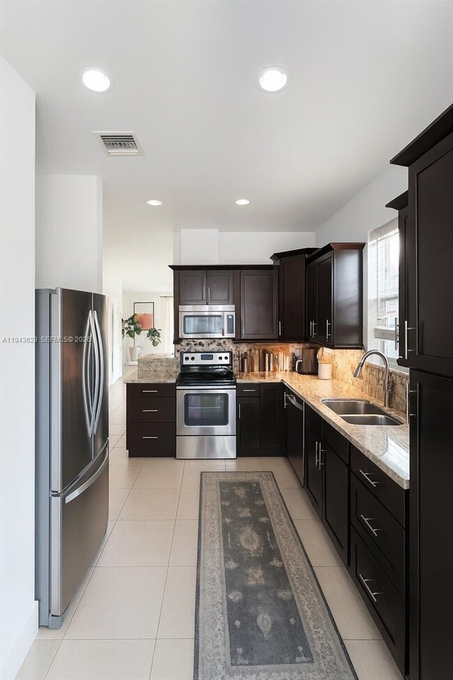 Building Photo - 1139 NE 3rd Ave