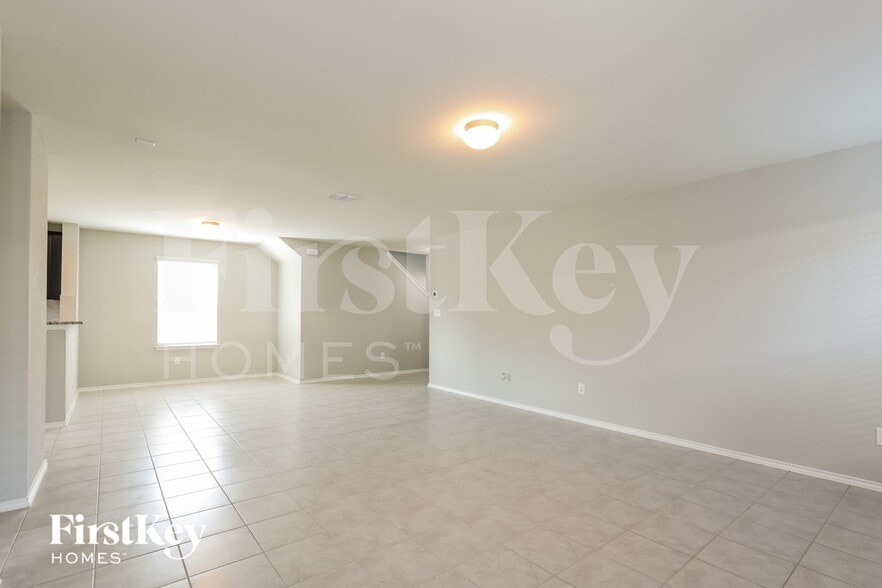 Building Photo - 12034 Silver Lgt