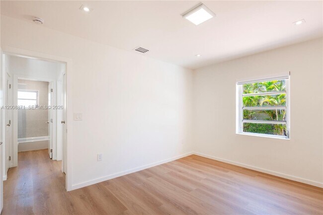 Building Photo - 3021 Coconut Grove Dr