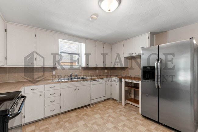 Building Photo - 1923 N Burns Ave