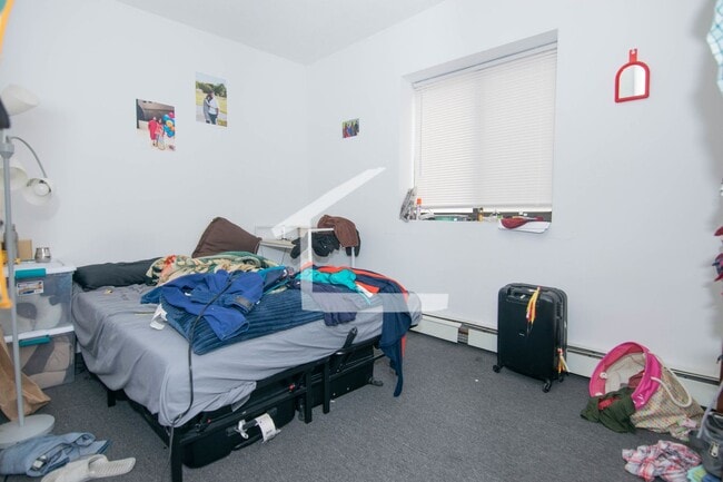Building Photo - 2BR 1Bth unit. Heat/Hot Water included. Great location!