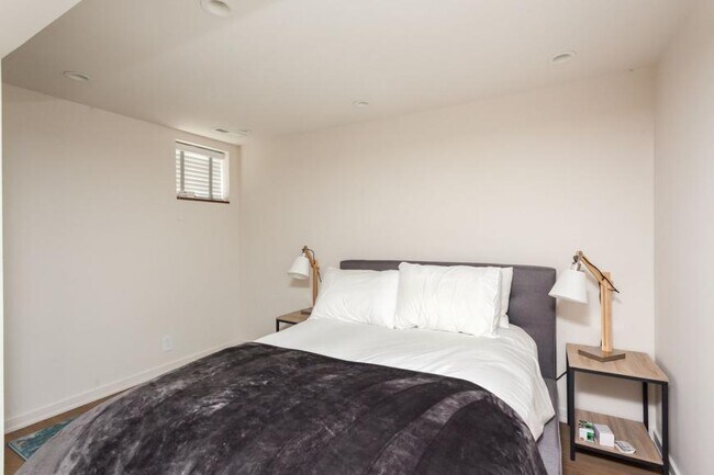 Building Photo - 3 bedroom in Chicago IL 60657