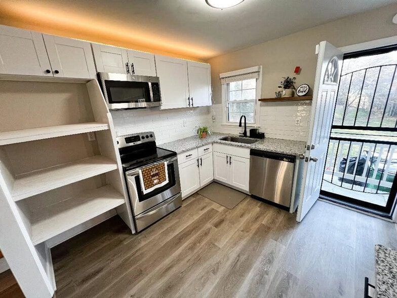 Building Photo - Room in House on Bilmark Ave