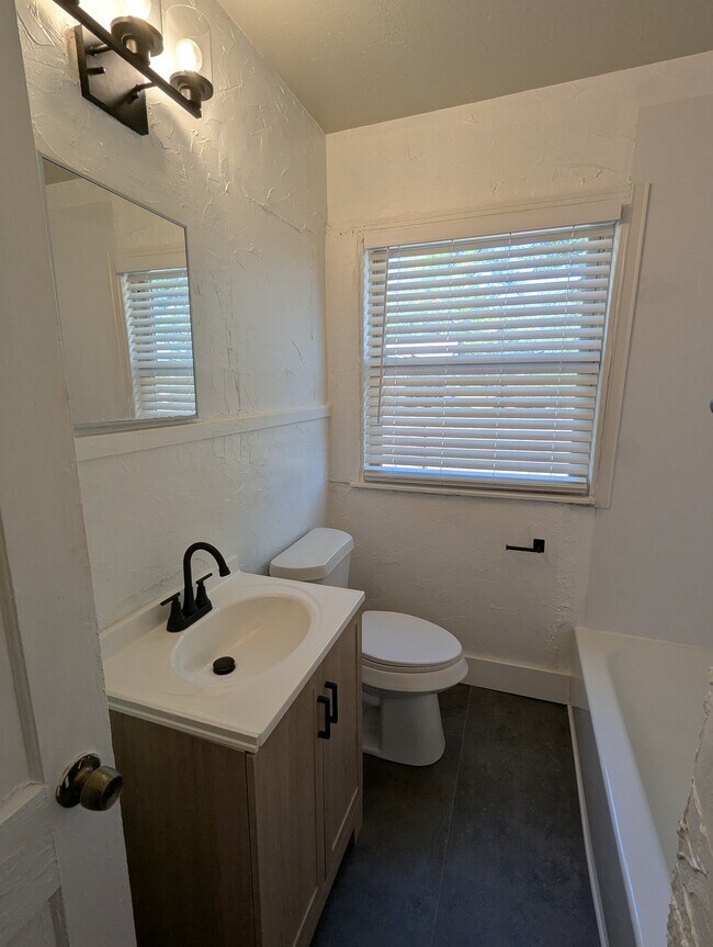 Building Photo - 5321 Howard St