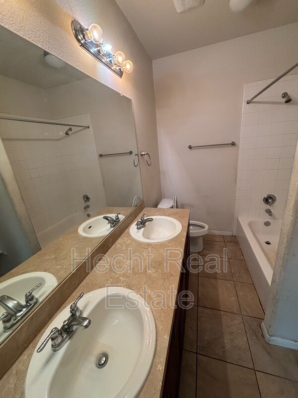 Building Photo - 342 Main St