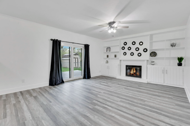 Building Photo - 6365 Amston Dr