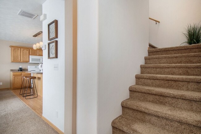 Building Photo - Clean Northwest 2 bed 2 Bath 2 Car Garage ...
