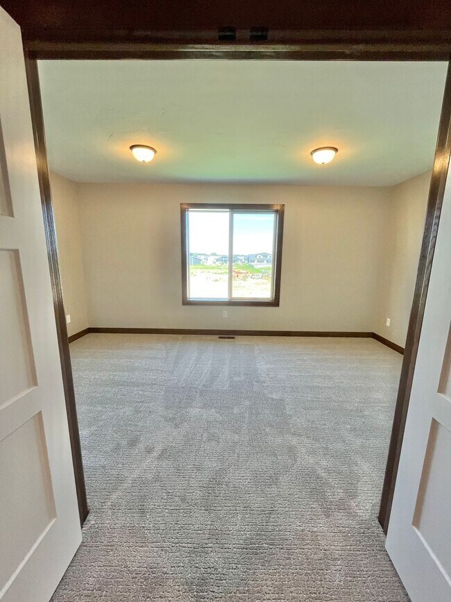 Building Photo - Stunning 5 Bed/2.5 Bath Twinhome For Rent in West Sioux Falls!