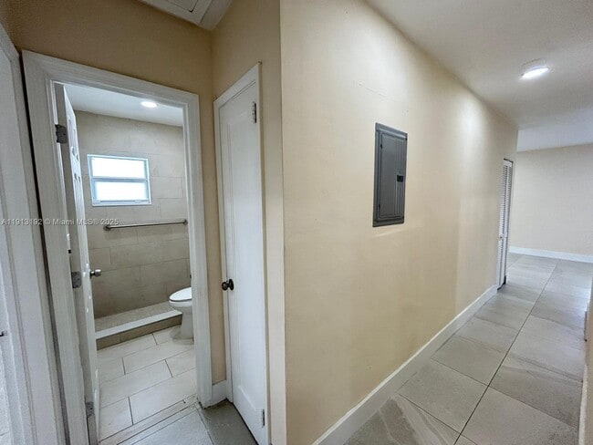 Building Photo - 610 E 8th Ave