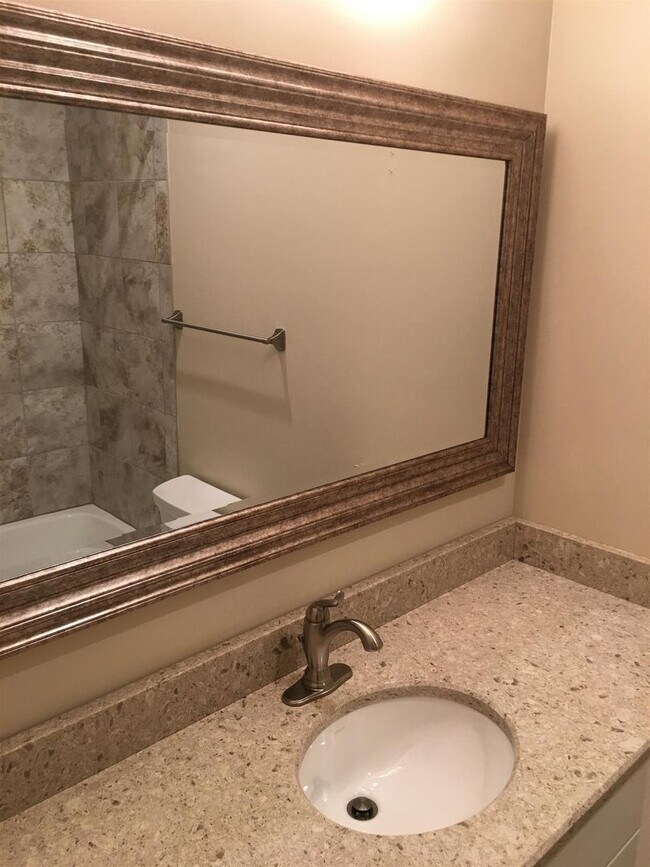 Building Photo - Awesome 2BE/2BA condo located in the heart of Sylvan Park community!