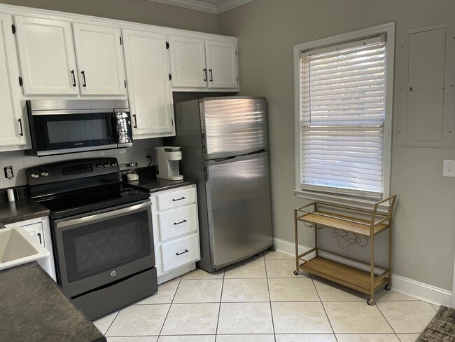 Building Photo - 385 Old Epps Bridge Rd