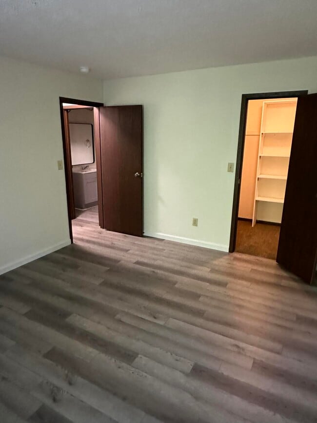Building Photo - 451 Westwood Dr