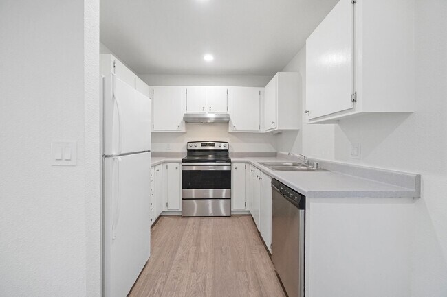 Building Photo - 2 bedroom, 2 bath Condo for rent in Reno, water, sewer and trash included.