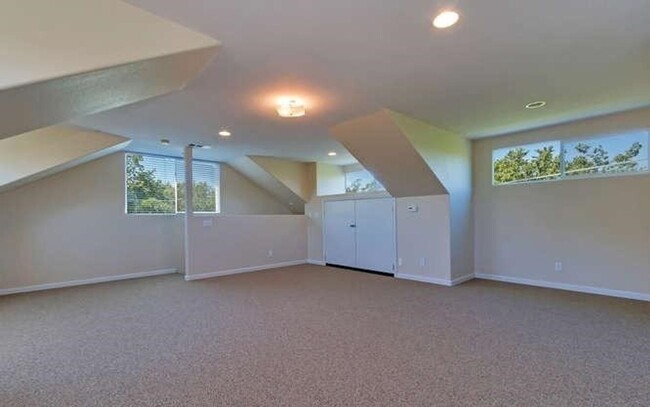 Building Photo - Furnished Home in Central Davis - Short/Lo...