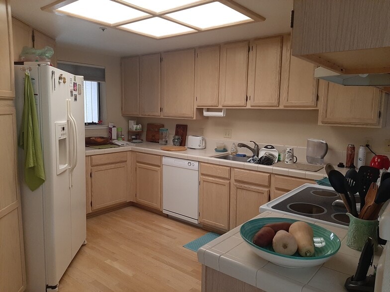 spacious shared kitchen - 321 Village Creek Rd