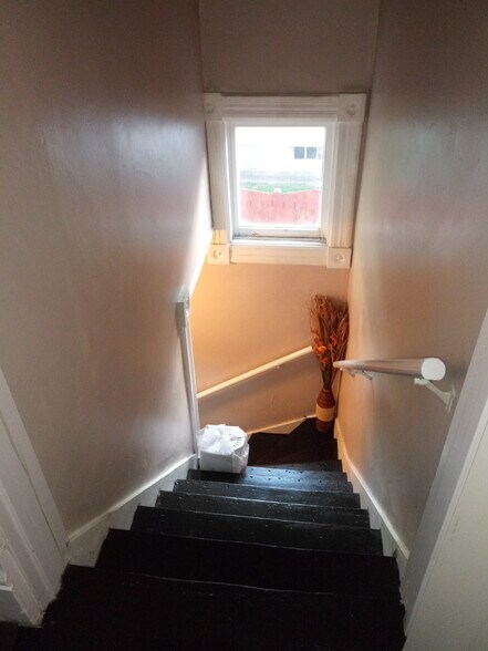 2nd floor - 520 Lawrence Ave