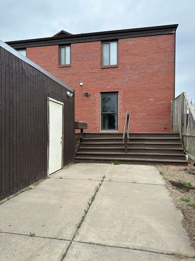 Building Photo - Downtown 3 bed 2 bath townhome *PRICE DROP*