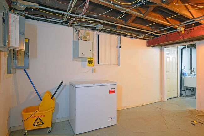 Building Photo - 814 Grand Ave