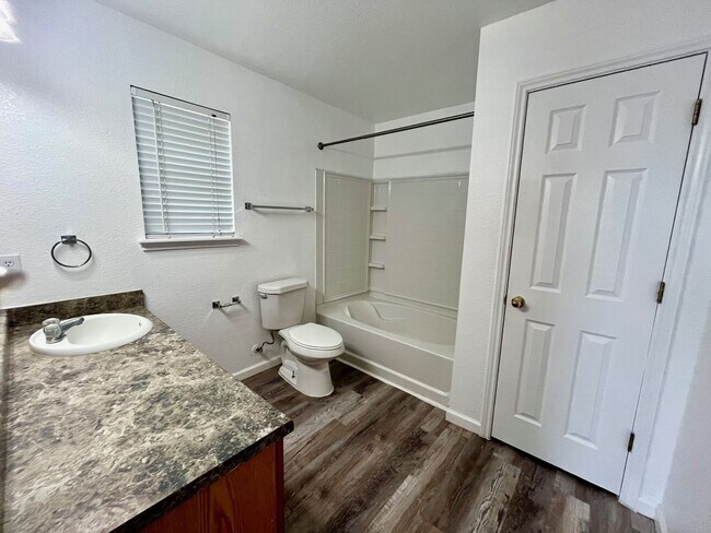 Building Photo - Large 4 bedroom/2.5 bath conveniently located to Lackland AFB! Move-in Ready!