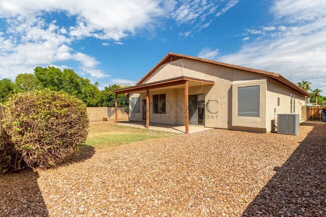 Building Photo - 1112 N Wade Dr