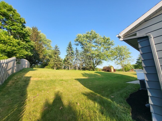 Building Photo - 275 Brad Dr