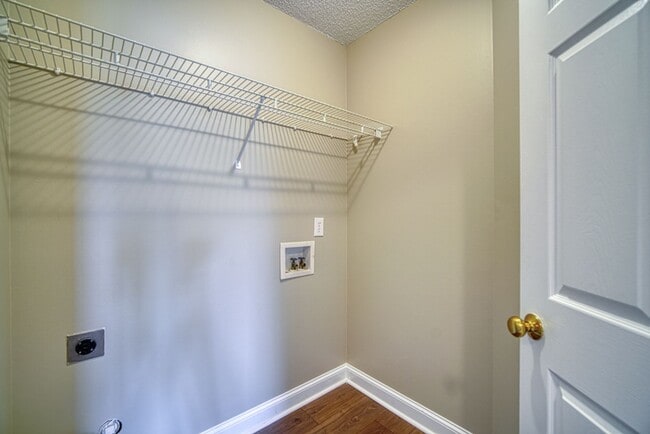 Building Photo - Freshly Renovated 2 BR, 2.5 BA Townhome Ce...