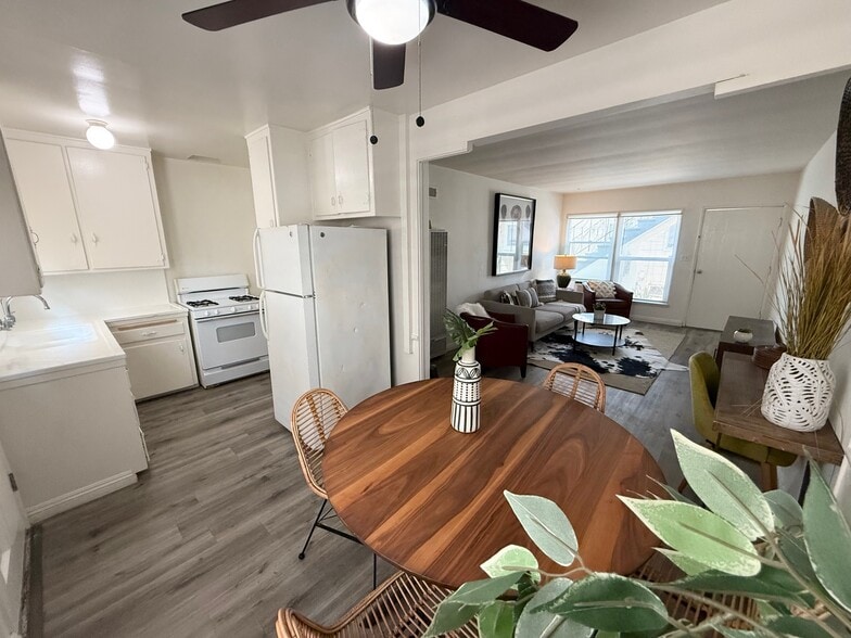 Building Photo - 14122 Delano St