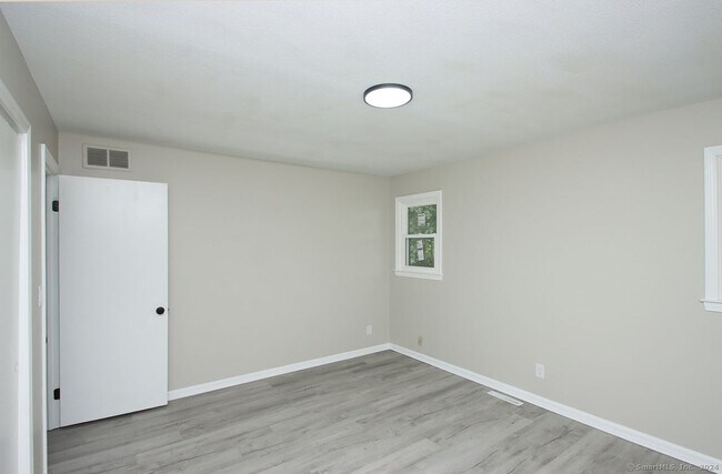 Building Photo - 2 Lakeview Ave