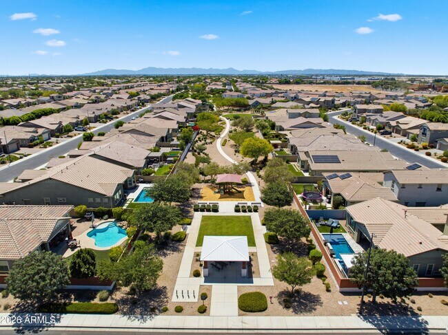 Building Photo - 1083 E Holland Park Dr
