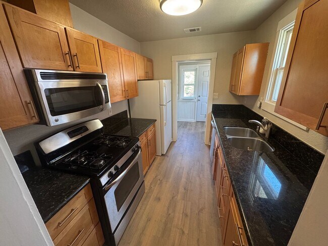 Building Photo - 2 bedroom | 1 bathroom | Single family in ...