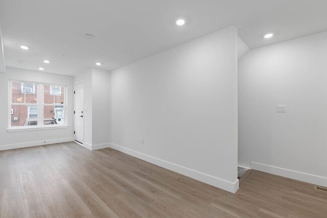 Building Photo - 2057 E Rush St