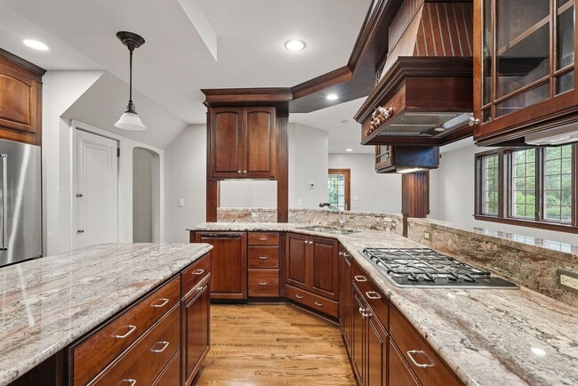 Building Photo - Charming 5 Bedroom, 3.5 Bathroom Home in M...
