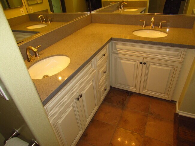Building Photo - Downstairs 2 bedroom condo in great location