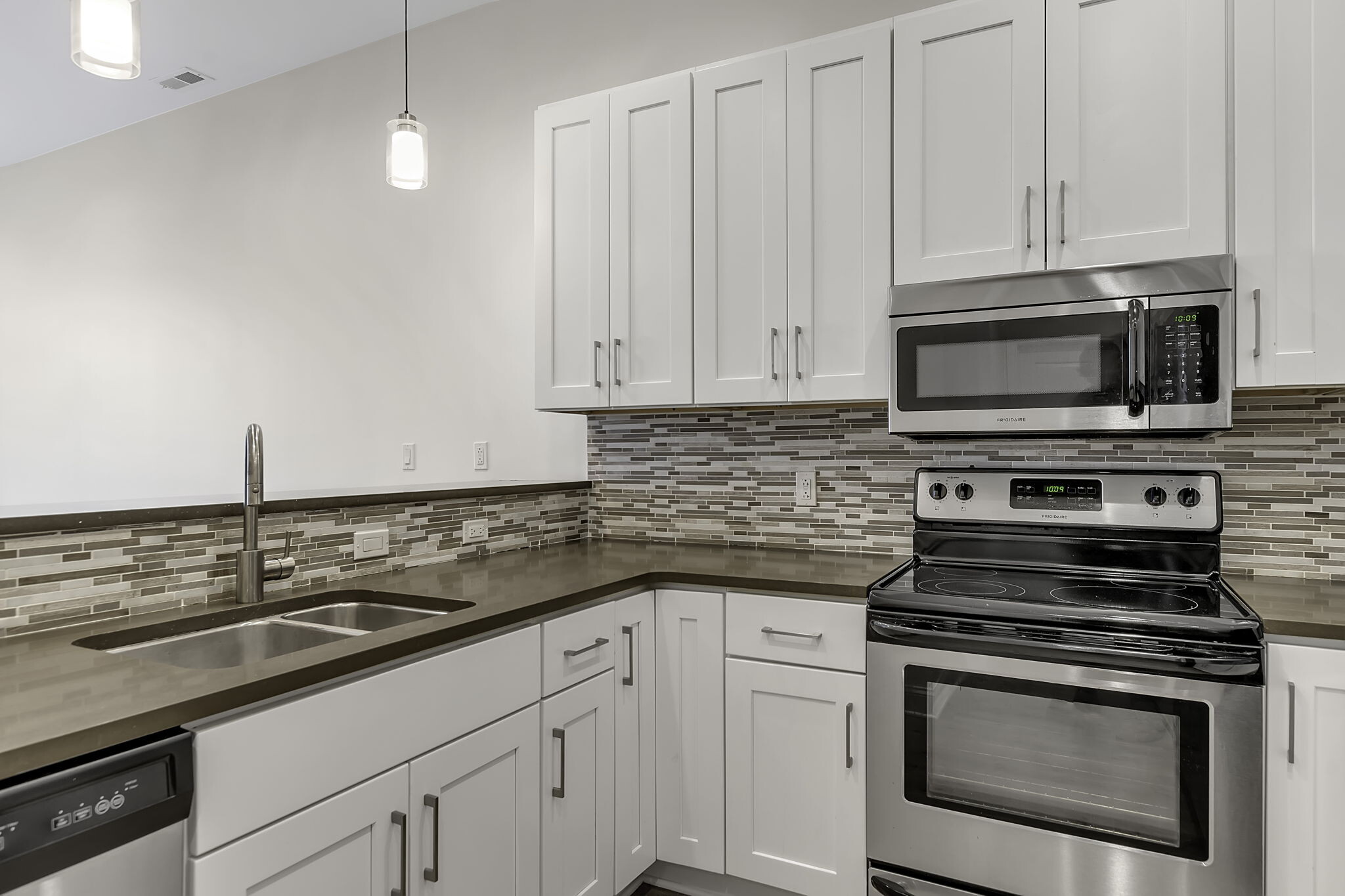 Building Photo - 251 Main St