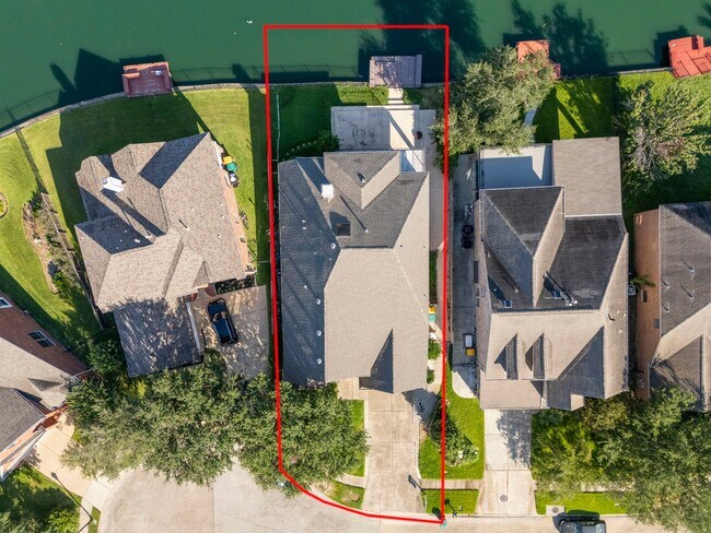 Building Photo - 10011 Lakeside Gables Dr