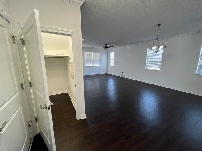 Building Photo - 4 Bedroom, 3.5 Bath Condo in Coveted Spenc...