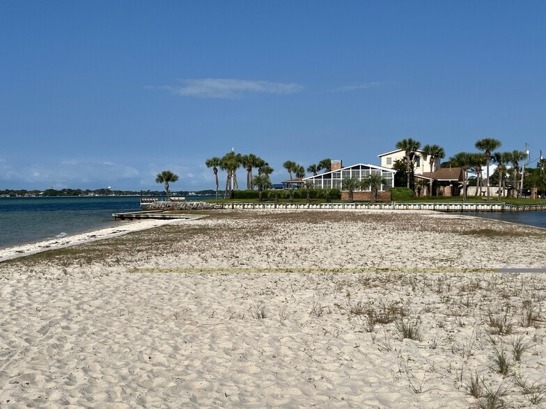 Beautiful water front park with white sandy beach - 44 5th Ave