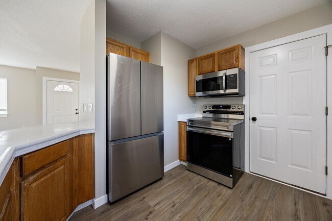 Building Photo - 3 bedroom, 2.5 bathroom home - SE Portland