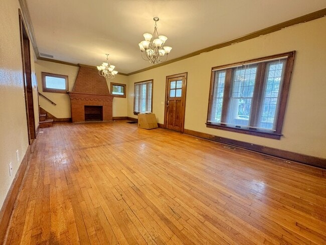 Building Photo - 6 Bedroom on Campus